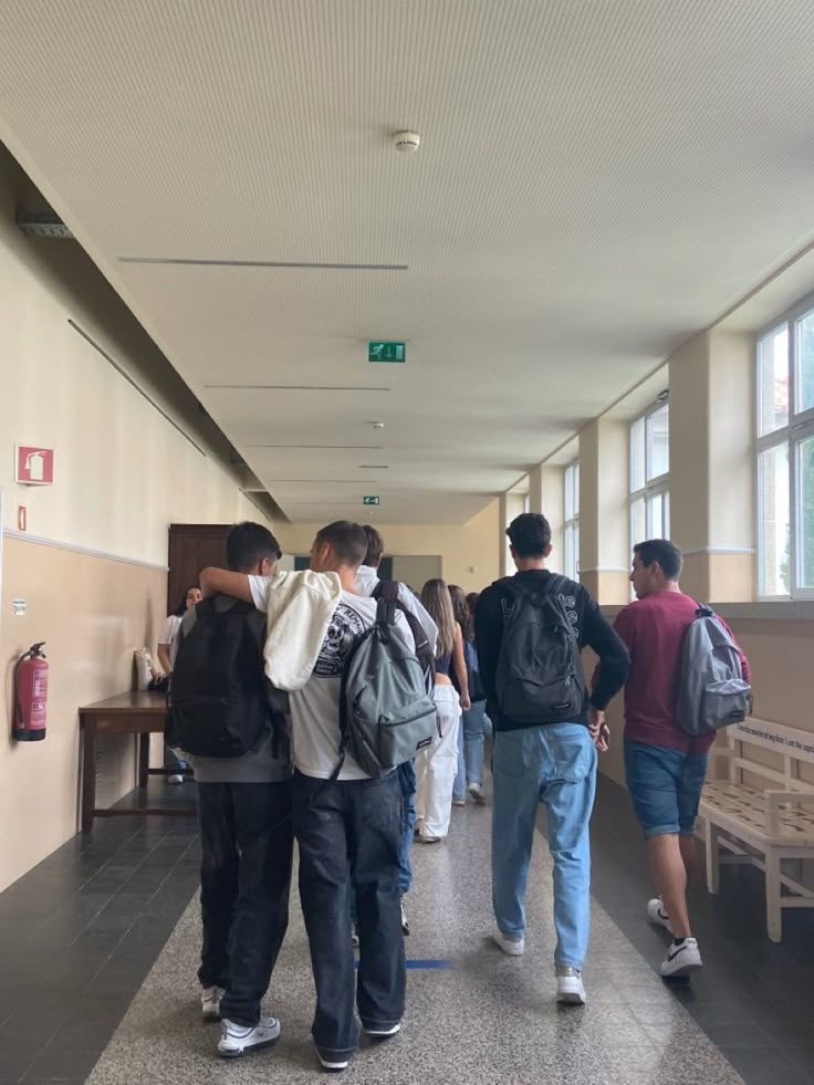 Elever går tillsammans genom en skolkorridor