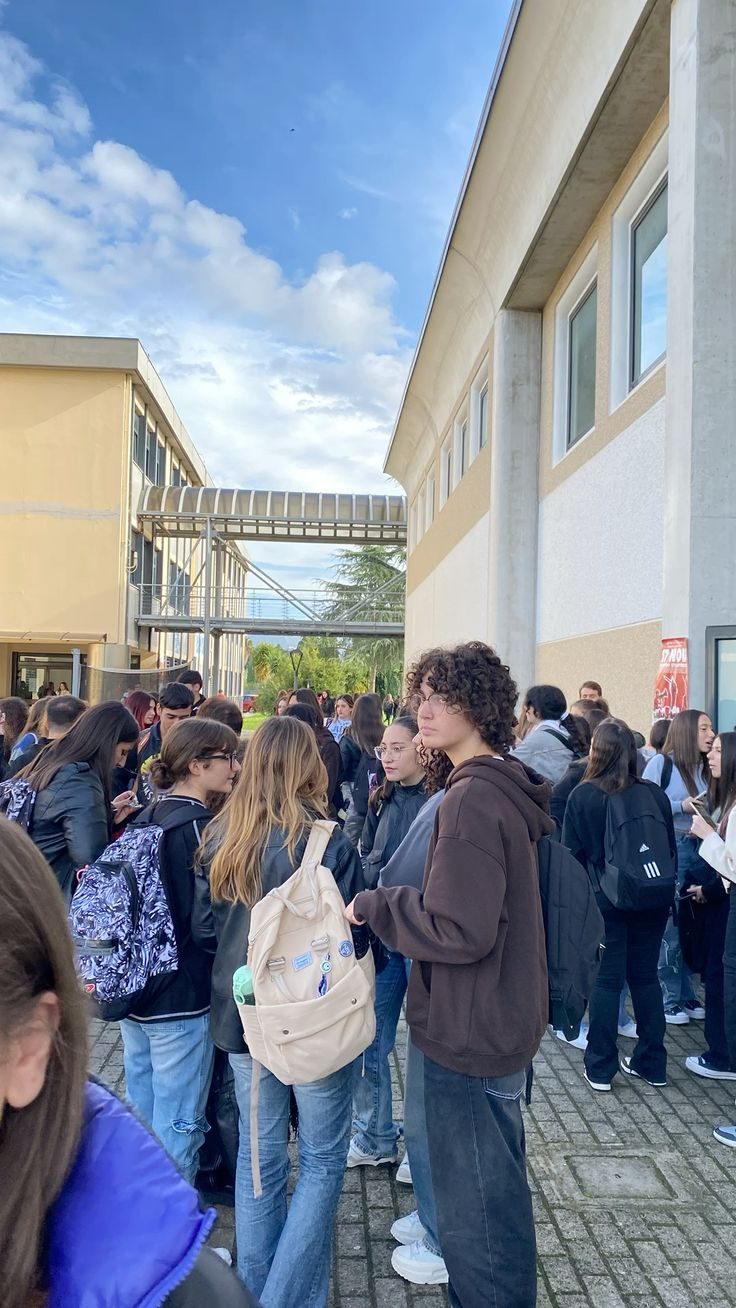 Elever samlas utanför skolbyggnaden på skolgården